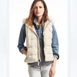 GAP Women’s cream Puffer Vest primaloft Size S Removable Hood Faux fur EUC